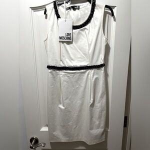 MOSCHINO WHITE DRESS WITH BLACK CHAIN DETAIL SIZE 10
